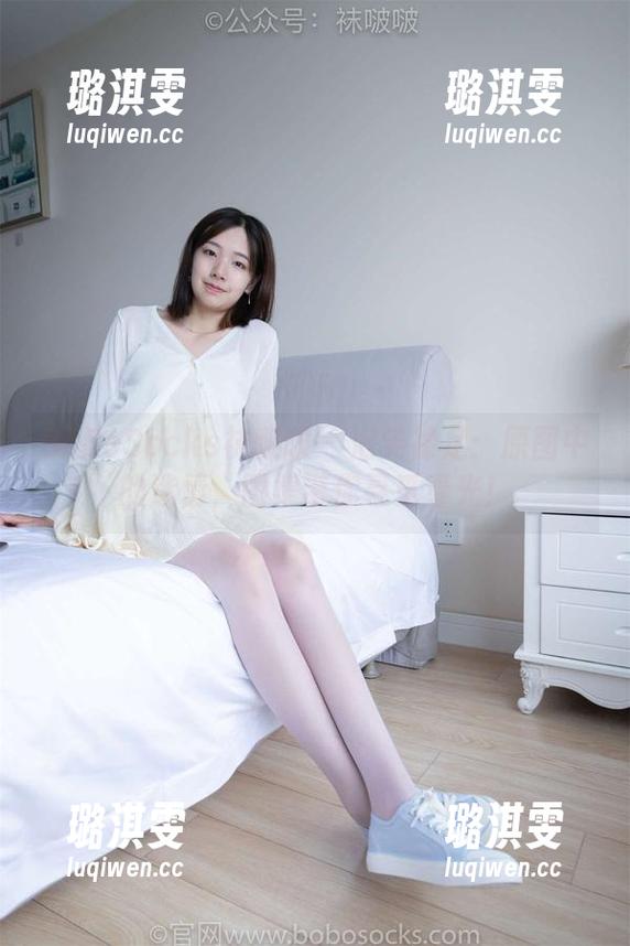BoBoSocks袜啵啵-泡芙 BoBoSocks袜啵啵 - 泡芙裸足:原图中的迷情,图集带你寻觅春光!