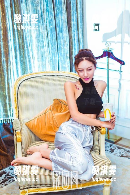GIRLT果团网-莫雅琪 GIRLT果团网 - 原图在手,莫雅琪的白丝就是这么俘获我的小心心,下载一波吧!