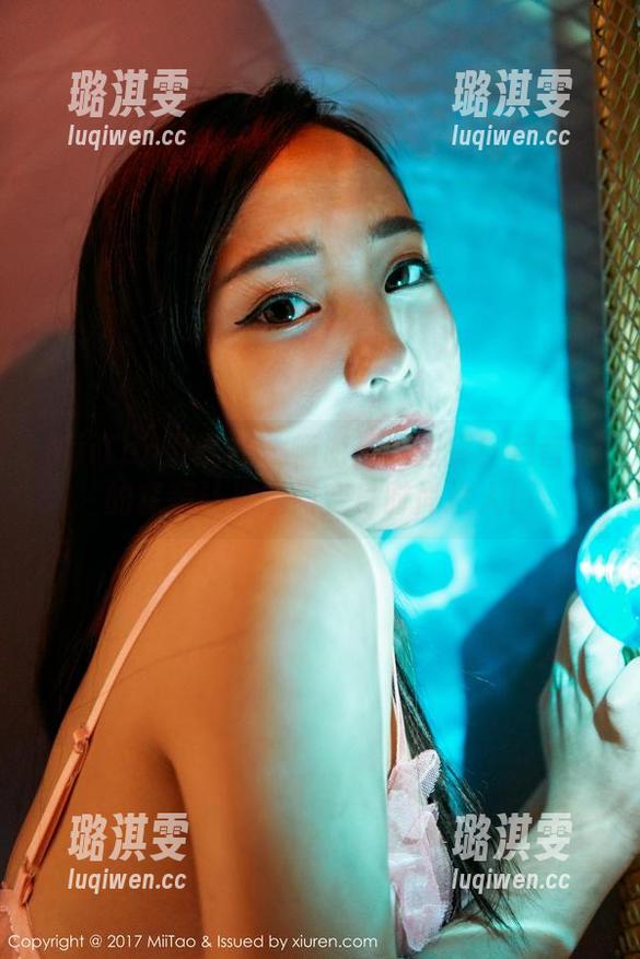 MiiTao蜜桃社-月音瞳 MiiTao蜜桃社 - 畅游高清图库!月音瞳的套装让你瞬间变身时尚达人!