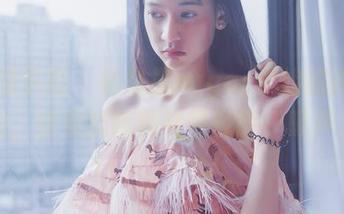 PDL潘多拉 – 杨晨晨sugar学姐的精选图包，仿佛能听到她轻轻的呼吸声。