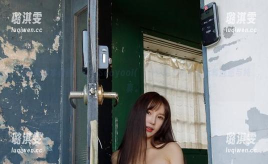 最新死库水套图，看看Seoyool(서율)如何在镜头前玩转魅惑与纯真。