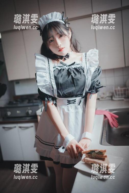Sonson(손손)在线写真：在油亮的光影中迷失