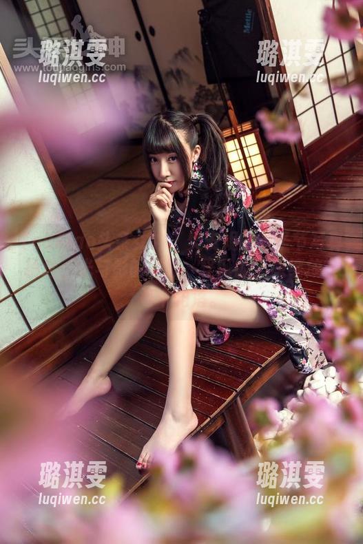 TouTiao头条女神 - 樊安妮的万圣节写真精选：光与影的碰撞，怪诞的美感绽放在每个角落。