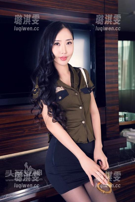 TouTiao头条女神-罗蔓蒂 TouTiao头条女神 - 观看!无敌美腿罗蔓蒂的图片,仿佛置身于一种微妙的梦境。