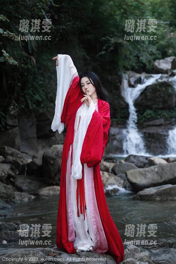 Xiuren秀人网 - 当Elise谭晓彤化身女神：图集里的秘密，谁能猜到？