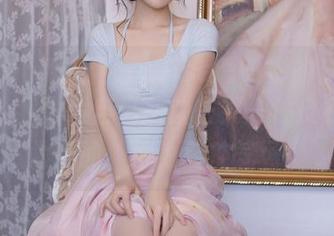 Xiuren秀人网 – Elise谭晓彤的皮衣私拍，让我觉得自己应该去买一件皮衣，不为别的，就为那种气场！