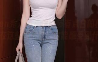 Xiuren秀人网 – 伊丽莎有点白的校服情怀：在这些照片里，你能感受到什么？