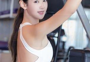 Xiuren秀人网 – 短裙印记：探寻容容容Alice图集中每一寸阳光的温度