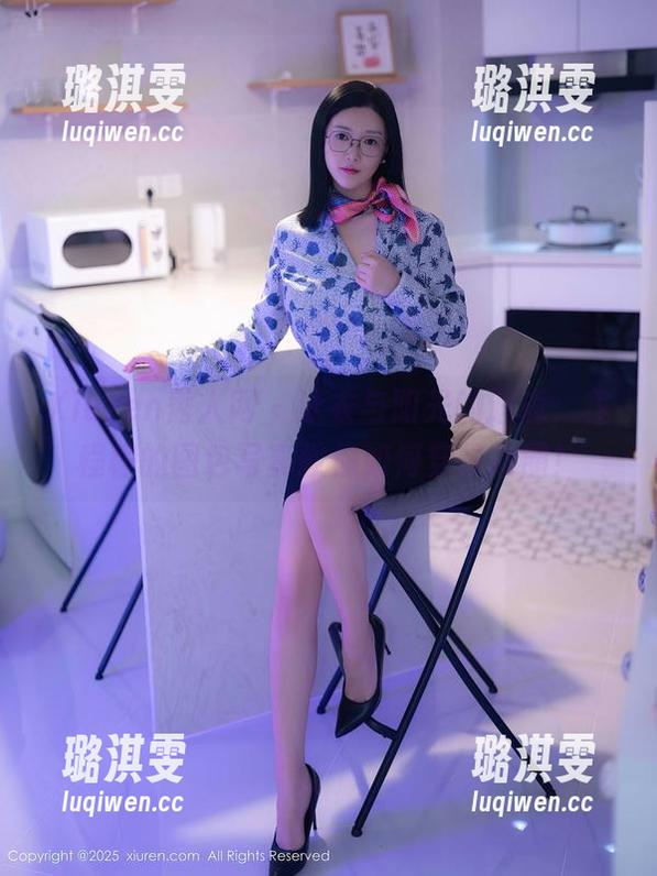 Xiuren秀人网-程程程 Xiuren秀人网 - 泳衣与阳光的邂逅,程程程的图包写真教你如何穿救命圈!