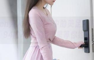 Xiuren秀人网 – 光影中的美足：雨儿1494的写真在网盘里等你约会