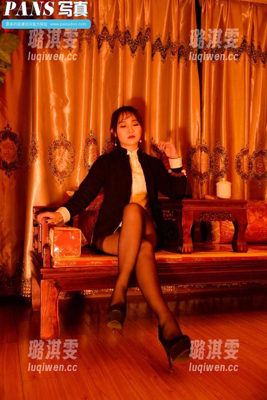 pans-英英 pans - 英英的内衣套图:在微光中,她的魅力悄然绽放
