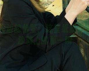 丽柜 – 海边的怡萱：这壁纸就像阳光照在沙滩上的那一瞬