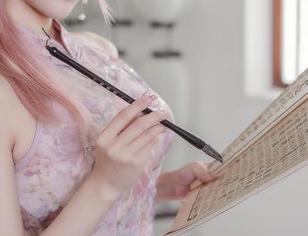 图中有话：仙女月的粉色内衣作品让人捉摸不透
