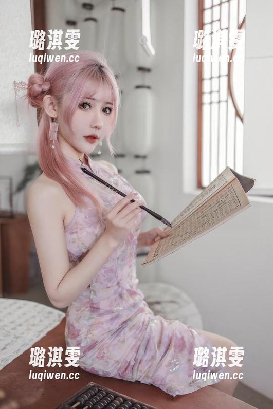 仙女月 图中有话:仙女月的粉色内衣作品让人捉摸不透