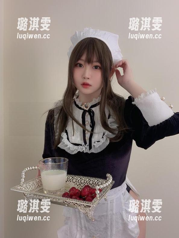 越过屏幕，依依超级懒的御姐图集分享，感受她的魅力吧