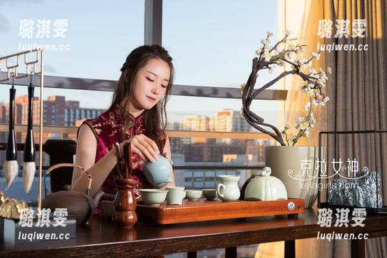 克拉女神-嘉萌 克拉女神 - 嘉萌空姐美图精选:光线、影子,还有点小暧昧