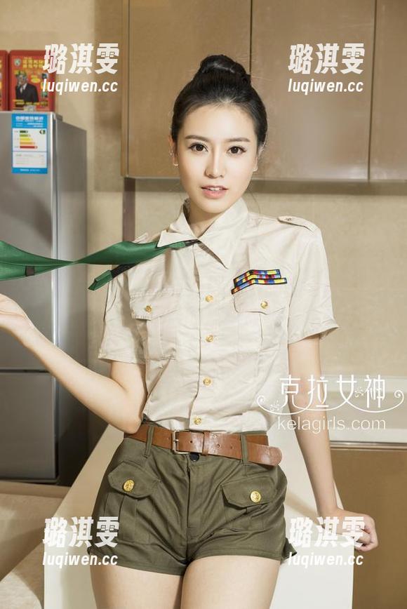 克拉女神-薇薇 克拉女神 - 灰丝与光影:薇薇的写真集分享背后的那些故事