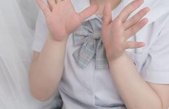 兔玩映画资源库——超清新JK少女们趴在角落偷偷说八卦，快来偷听！