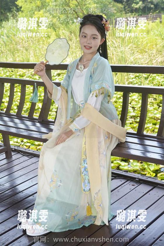初夏女神 - 双双私拍分享：油菜花地里美图也能干出点大事来