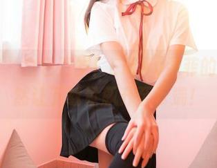 嗲囡囡 – 白色万岁！Emily尹菲的写真竟然让下载量飙升至云端！