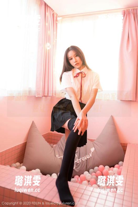 嗲囡囡 - 白色万岁！Emily尹菲的写真竟然让下载量飙升至云端！