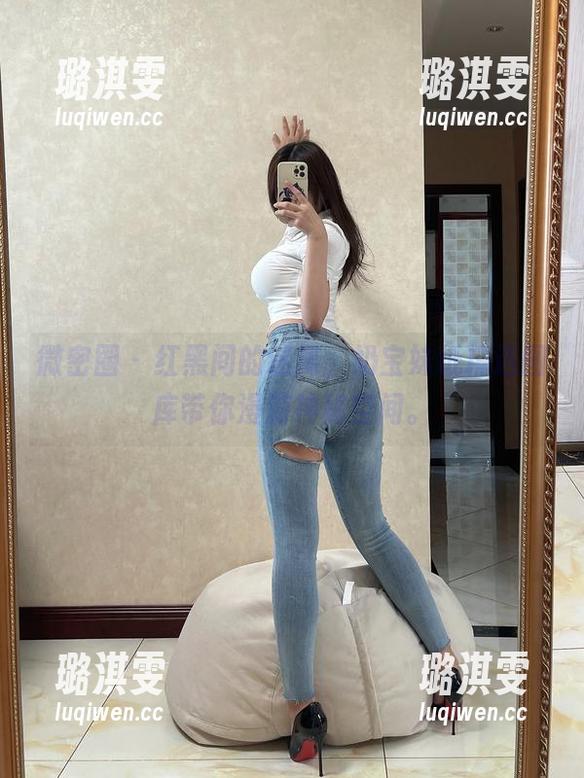 微密圈 - 红黑间的迷离，奶宝妹纸精选图库带你漫游神秘空间。