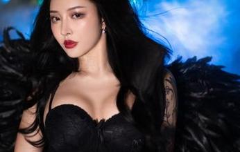 微密圈 – 宋昱欣的纯白写真，下载吧，但小心别被这光线晃了眼！
