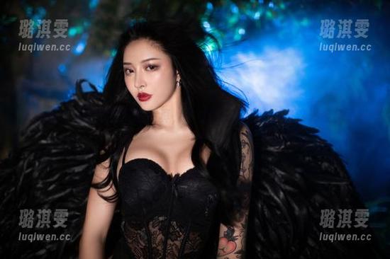 微密圈 - 宋昱欣的纯白写真，下载吧，但小心别被这光线晃了眼！