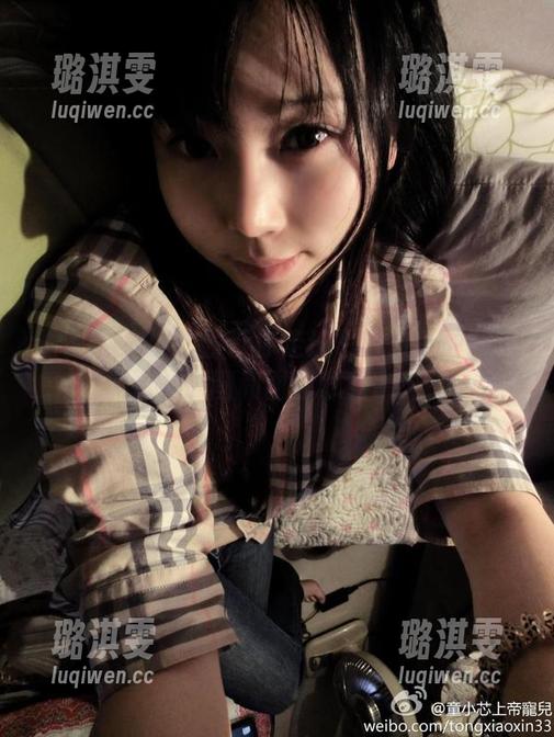微密圈 - 小芯酱带你走进吊带白丝的狂欢派对：原图和图包双重享受！