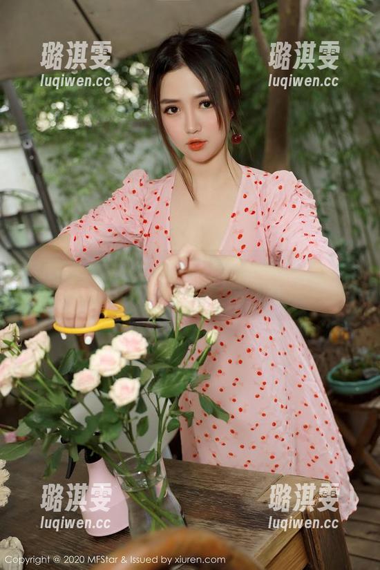 模范学院-蒋小静Jessica 模范学院 - 旗袍流转间的蒋小静Jessica:一组写真集让人忍不住怀疑人生。