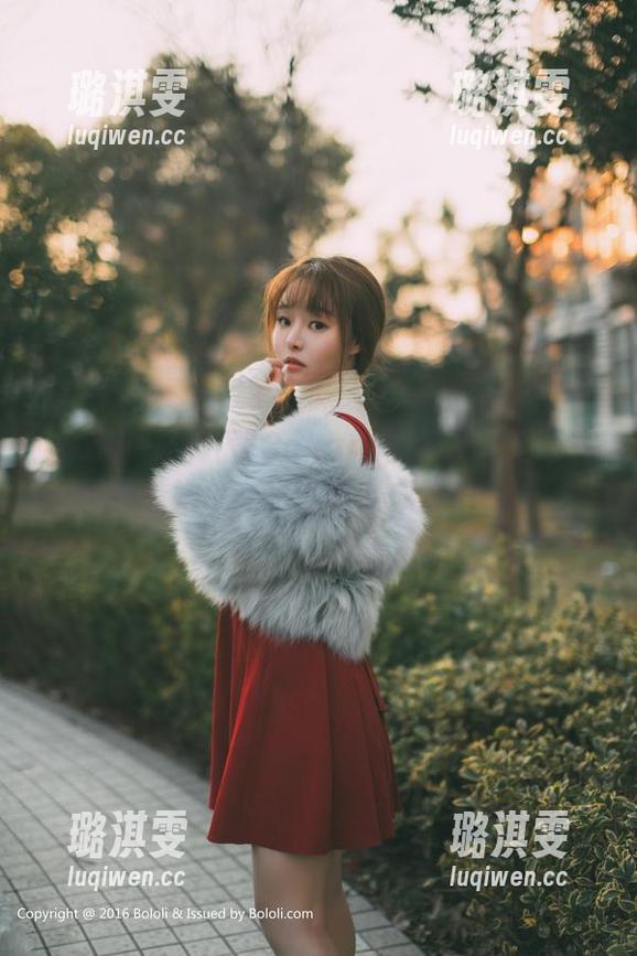 波萝社 - 猫九酱Sakura最新比基尼写真，看看她怎么把沙滩变成时尚T台！