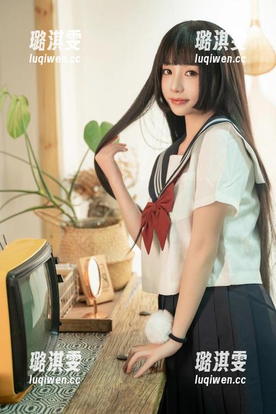 爆机少女喵小吉的草神写真集，脚踩袜的姿势引人遐想
