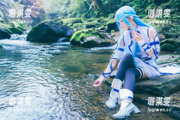 你在和服，她在在线：白神泱的写真里有神秘的花语！