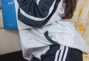 谁能拒绝？神沢永莉的黄色吊带睡衣与兔兔的写真秀
