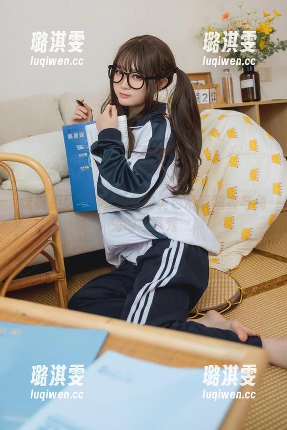 神沢永莉 谁能拒绝?神沢永莉的黄色吊带睡衣与兔兔的写真秀