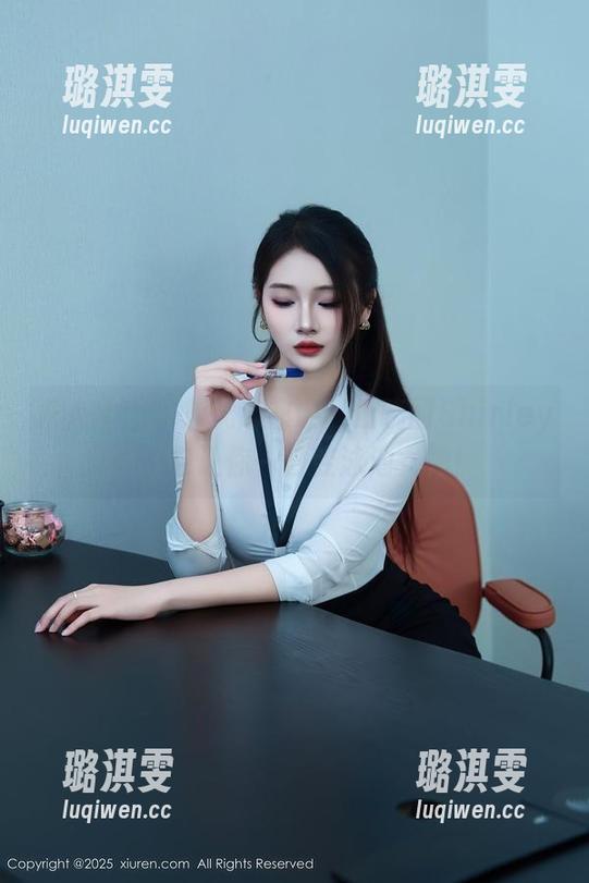 秀人网-伍晓丽Shirley 秀人网 - 开放式泳衣课:伍晓丽Shirley的图包让你一秒变泳池女神!