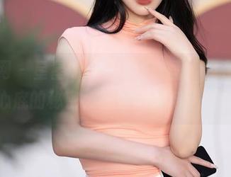 秀人网 – 星星baby婚纱套图，像在梳理心底的秘密，藏着微光与温暖！