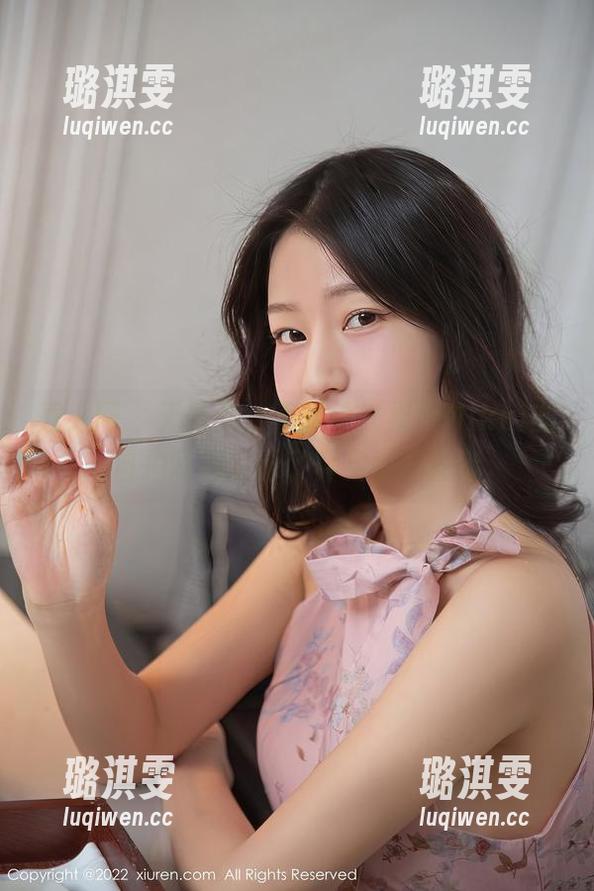 秀人网-果果Nikki 秀人网 - 无圣光,不脱单!果果Nikki的自拍写真记录了真实的漫生活