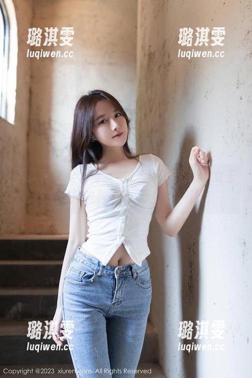 秀人网 - 全套写真中，萝莉悠悠酱的女王气质如同光影交错，迷人得不行！