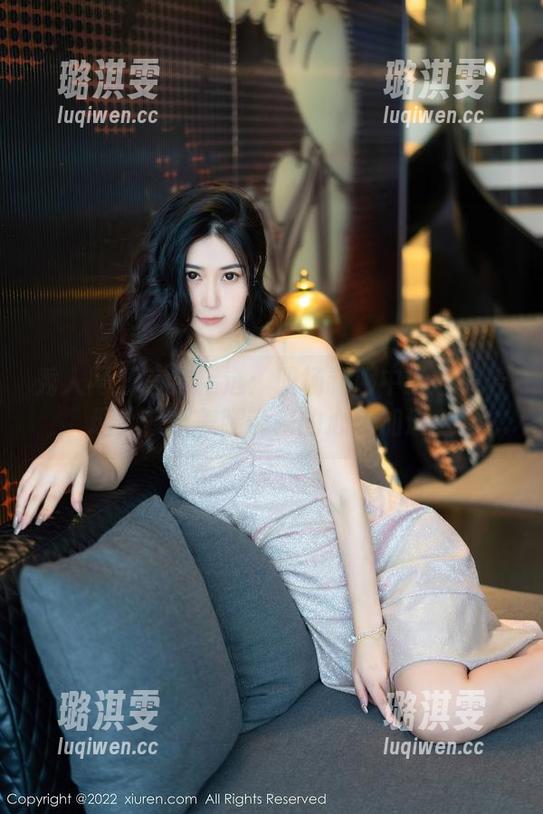 秀人网 - 言沫精选：职场制服中的若隐若现，修长美腿带来的心跳加速。