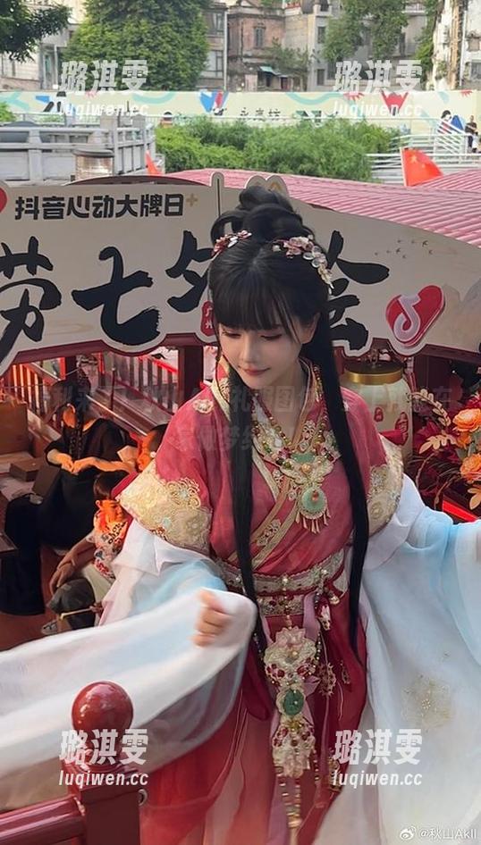 福利来了！秋山AkI礼服图包，穿上就能在家做梦约会！