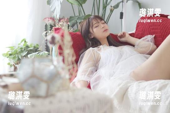 微密圈 - 羊小雪juvia原图上线！县长图包里的白色泳装令人心跳加速，不下载真的太可惜。