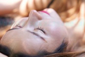蜜桃社 – 伊琳私拍图集：清纯背后的那些小秘密，谁能把持得住？