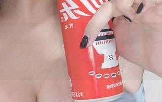 蜜汁猫裘的最新作品来啦！看看红武士的绝世风格，绝对要一睹为快！