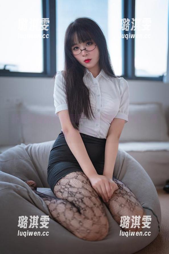 轩萧学姐 轩萧学姐的吊带原图,壁纸拿到手软,真的是太绝了!