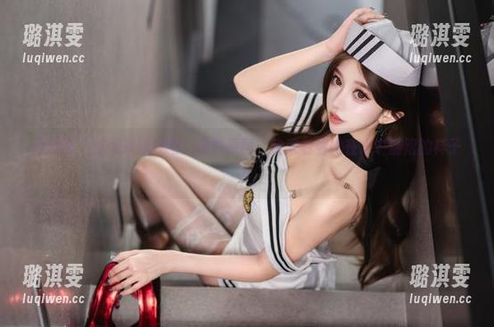 泳池美人过期米线线喵：免费原图，快来看看她在水中翻滚的样子！