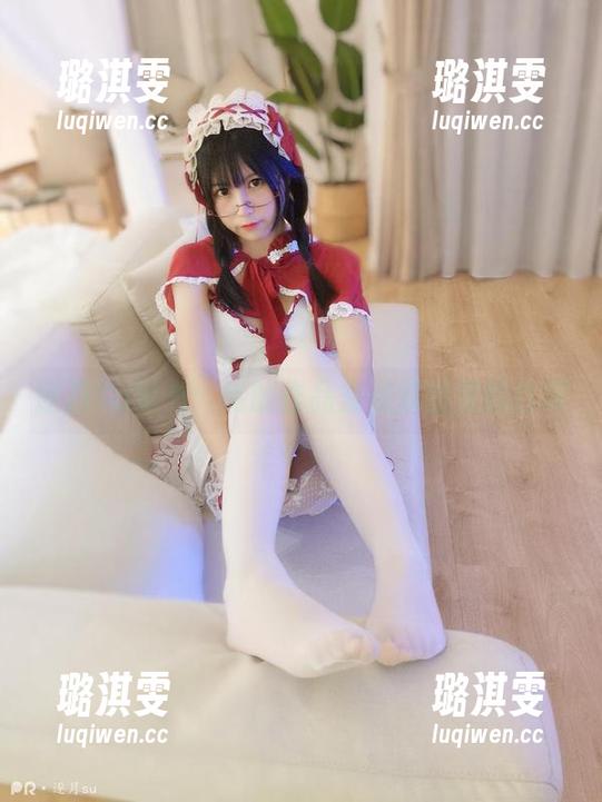逐月Su秘书：她的作品集在原图里翻白眼
