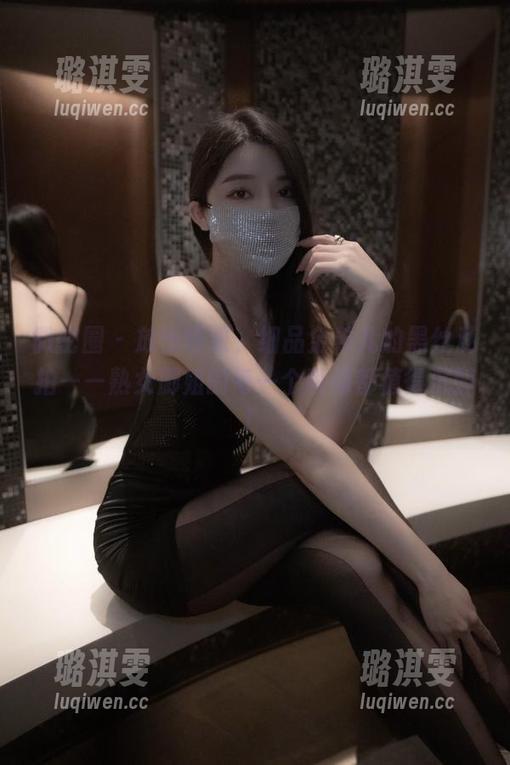 微密圈 - 放慢呼吸，细品金希儿的黑丝私拍——熟女御姐的每一个瞬间都值得沉醉！