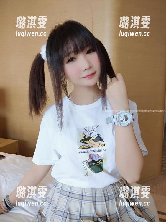 铭铭kizami的夏日COS精选，好像透着一丝小风情，嘴角微微上扬。