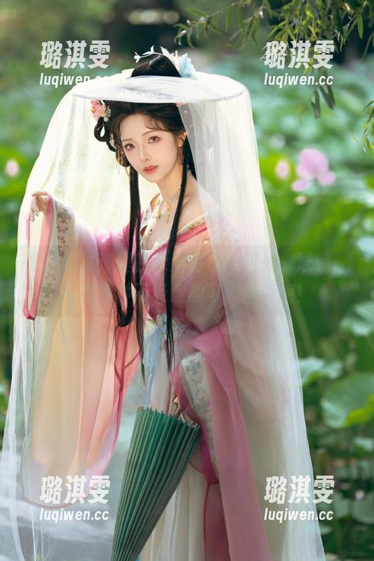 雯妹不讲道理 雯妹不讲道理的泳池写真:阳光、泳镜,还有那种不经意的可爱壁纸感!